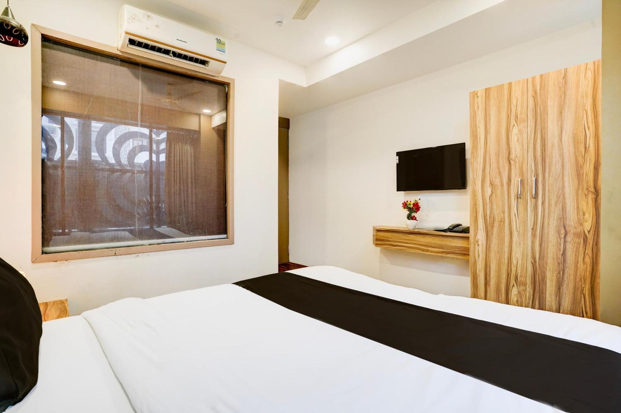 Super Collection O Vesu Surat Formerly Hotel Signature Bagian luar foto